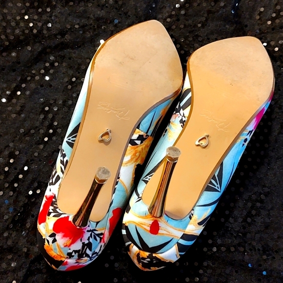 THALIA SODI ELINA PUMPS with COLORFUL FABRIC and 4" GOLD SPIKED HEEL. SZ 8.5 med - Picture 7 of 9